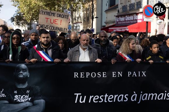 Le drame a coûté la vie au jeune Pengo Bossio Wangi et laissé plusieurs blessés graves.

Marche blanche à Aubervilliers, en Seine-Saint-Denis, en hommage à Pengo Bossio Wangi, combattant amateur de MMA de 26 ans tué par balle à Trappes, le 23 octobre 2026. 

© Frederic Lefebvre / Bestimage
