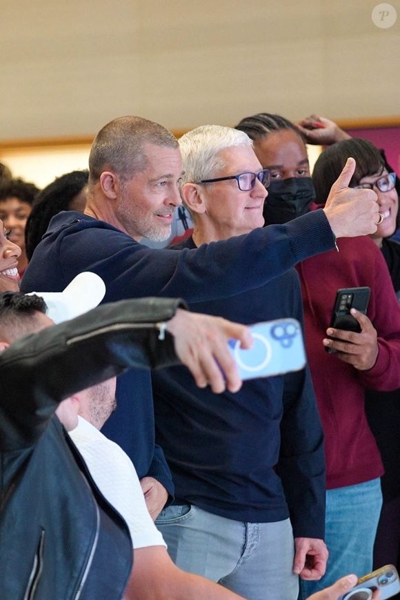 Brad Pitt et Tim Cook font la promo de "F1" dans l'Apple Store de la 5e Avenue à New York. © Backgrid USA / Bestimage
