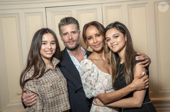 Après leur mariage civil en mars, ils se sont unis religieusement mais aussi dans la tradition rwandaise dans l'Eure

Exclusif - Vin d'honneur du mariage civil de Sonia Rolland avec Guillaume Gabriel à la mairie du 16ème à Paris. Sonia Rolland avec ses deux filles Tess et Kahina © Cyril Moreau/Bestimage