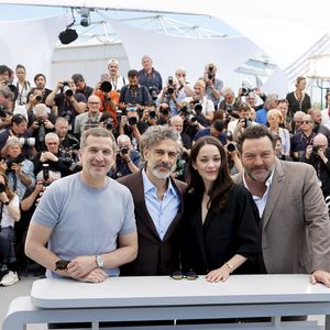 Le réalisateur Guillaume Canet, Leonardo Sbaraglia, Marion Cotillard et Denis Ménochet au photocall du film "Karma" lors du 79ème Festival International du Film de Cannes (12 - 23 mai 2026), le 16 mai 2026. © Jacovides / Moreau / Bestimage