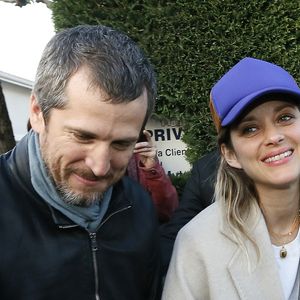 Exclusif - Guillaume Canet et sa compagne Marion Cotillard lors de l'avant-première nationale du film "Nous finirons ensemble" (suite des "Petits Mouchoirs") au cinéma le Rex d'Andernos-les-Bains, bassin d'Arcachon, France, le 17 avril 2019. © Patrick Bernard/Bestimage