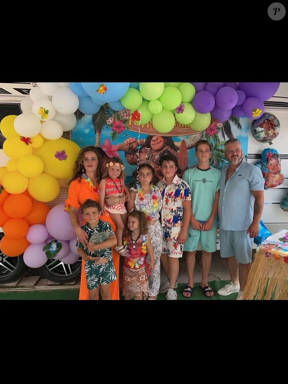 Après des mois d'attente, un nouveau bébé a rejoint les Bellocq, révélés dans "Familles nombreuses, la vie en XXL".
La famille Bellocq, participants de "Familles nombreuses, la vie en XXL", sur TF1. @famille_bellocq_officiel_tf1