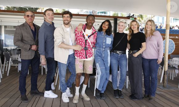 La rencontre entre deux sitcoms : Tom Schacht, Patrick Puydebat, Dembo Camilo, Virginie Caliari, Agustin Galiana, Kathy Packianathan , Laure Guibert, Tele Rolles (Ici Tout commence) et  (Les mystères de l'Amour) lors du photocall de 'CanneSeries ' Saison 6 au Palais des Festivals de Cannes le 15 Avril 2023. © Denis Guignebourg/Bestimage