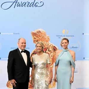 Ils ont pris la pose aux côtés de l'actrice Robin Wright 
Le prince Albert II de Monaco, Robin Wright, La princesse Charlène de Monaco - Photocall de la soirée de clôture du 64ème Festival de télévision de Monte-Carlo le 17 juin 2025

© Bruno Bebert / Bestimage