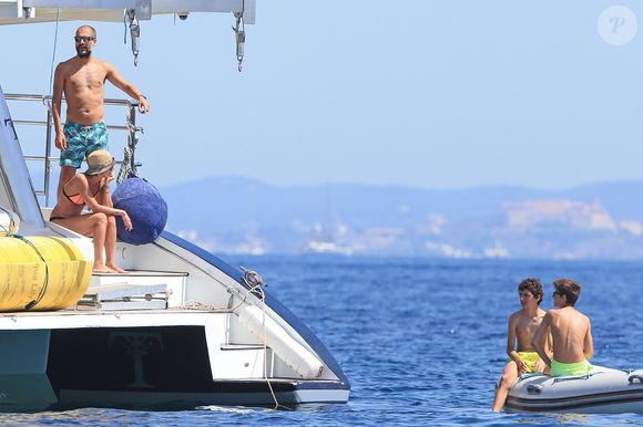 Exclusif - Pep Guardiola en vacances en famille à Ibiza le 24 juin 2016.  Il est accompagné de sa femme Cristina Serra (bikini rose)  et de leurs trois enfants Maria (16 ans), Marius (13 ans) et Valentina (8 ans). GTRES / BESTIMAGE