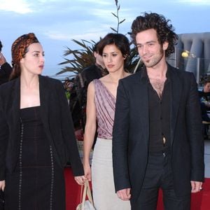 Il aurait 2 fils avec la comédienne Olivia Bonamy
Cabourg-France, le 15 juin 2002. Amira Casar, Olivia Bonamy et Romain Duris posent pour les photographes au festival du film romantique de Cabourg. © Jean-Jacques Datchary/ABACA