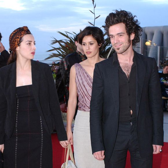 Il aurait 2 fils avec la comédienne Olivia Bonamy

Cabourg-France, le 15 juin 2002. Amira Casar, Olivia Bonamy et Romain Duris posent pour les photographes au festival du film romantique de Cabourg. © Jean-Jacques Datchary/ABACA