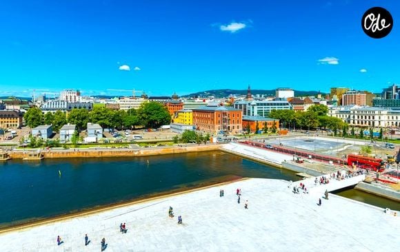 Enfin, des villes comme Oslo, Bergen ou Ålesund complètent le voyage en associant patrimoine, architecture et douceur de vivre scandinave.

En été, Oslo s'anime sous un soleil de minuit partiel. C'est le moment privilégié dans l'année, où habitants et voyageurs profitent de journées interminables pour se baigner dans le fjord en plein centre-ville. En plus, avec sa vie culturelle bouillonnante et une nature omniprésente Oslo incarne parfaitement la douceur de vivre scandinave.