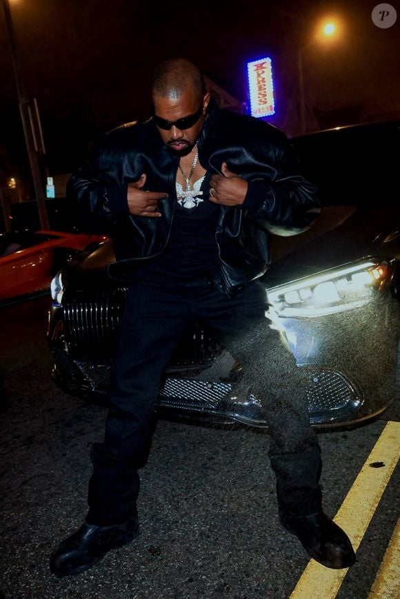 Exclusif - Kanye West lors d'une séance photo improvisée dans la rue avec sa nouvelle Mercedes Maybach à la sortie d'une after-party des Grammys à Los Angeles, le 3 février 2025 © Backgrid USA / Bestimage