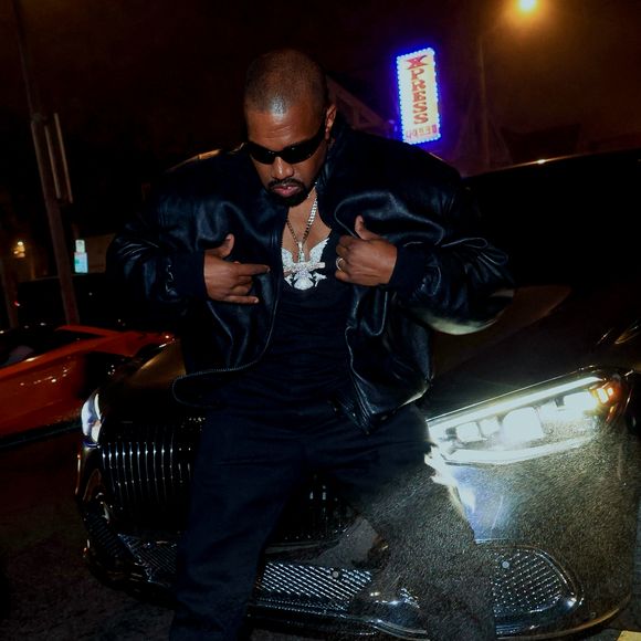 Exclusif - Kanye West lors d'une séance photo improvisée dans la rue avec sa nouvelle Mercedes Maybach à la sortie d'une after-party des Grammys à Los Angeles, le 3 février 2025 © Backgrid USA / Bestimage