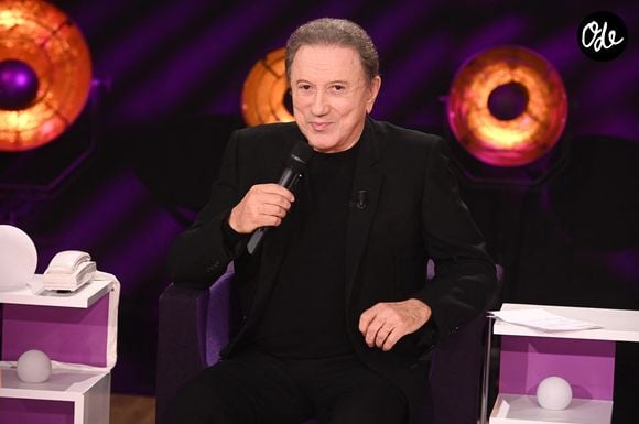 Michel Drucker lors de l'enregistrement de l'émission "Famille je vous aime" présentée par M.Drucker et qui sera diffusée le 29 décembre sur France 3, au studio Rive gauche, à Paris, France, le 2 décembre 2025. © Gaffiot-Perusseau/Bestimage