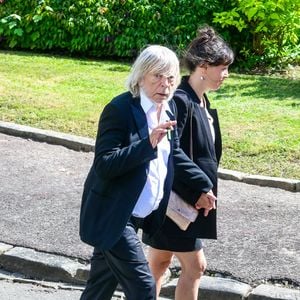 Le couple vit dans une demeure atypique et colorée. Un style artistique et "très reconnaissable" qui ressemble parfaitement au chanteur.

Le chanteur Renaud et sa compagne Cerise - Mariage d'Hugues Aufray et de Murielle Mégevand à la mairie de Marly-Le Roy, France, le 2 septembre 2023.

©BestImage