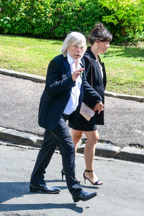 Le couple vit dans une demeure atypique et colorée. Un style artistique et "très reconnaissable" qui ressemble parfaitement au chanteur.

Le chanteur Renaud et sa compagne Cerise - Mariage d'Hugues Aufray et de Murielle Mégevand à la mairie de Marly-Le Roy, France, le 2 septembre 2023.

©BestImage