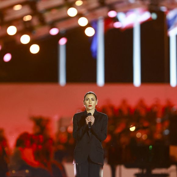 Olivia Ruiz lors de l’émission Le concert pour la paix, retransmise en direct sur France 2, le huit mai deux mille vingt‑cinq, au pied de l’Arc de Triomphe sur les Champs‑Élysées à Paris, France. L’artiste participe à cette soirée organisée dans le cadre des commémorations des 80 ans du huit mai 1945. Crédit : Christophe Clovis / Bestimage.