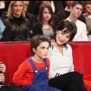 Lio et ses enfants Léa, Garance et Diego lors de l'émission "Vivement dimanche" consacrée aux chansons des années 80.