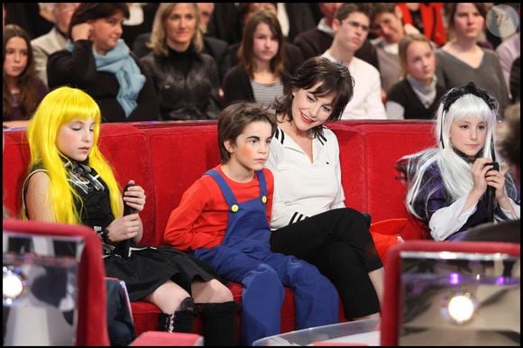 Lio et ses enfants Léa, Garance et Diego lors de l'émission "Vivement dimanche" consacrée aux chansons des années 80.
