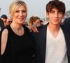 Le talentueux fils de Patrick Bruel et Amanda Sthers a officiellement lancé le compte à rebours sur ses réseaux sociaux pour la sortie de son tout nouveau single.

Amanda Sthers et Léon Hesby sur le tapis rouge du prix du court métrage lors du 37ème festival du film de Cabourg (37ème journées romantiques), à Cabourg, France © Coadic Guirec/Bestimage