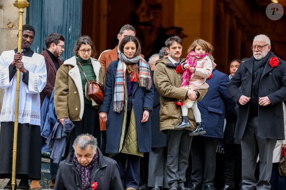 Pia Laborde et Gabrièle Laborde, les filles de C.Laborde, leur père Jimmy, son petit-fils Saul, Thomas Stern, le mari de la défunte - Sortie des obsèques de Catherine Laborde en l’église Saint-Roch à Paris, le 6 février 2025. Décédée le 28 janvier 2025 à l'âge de 73 ans, l'ancienne présentatrice météo de TF1 (1988 - 2017) était atteinte de la maladie neurodégénérative à corps de Lewy. 
© Jacovides - Moreau / Bestimage