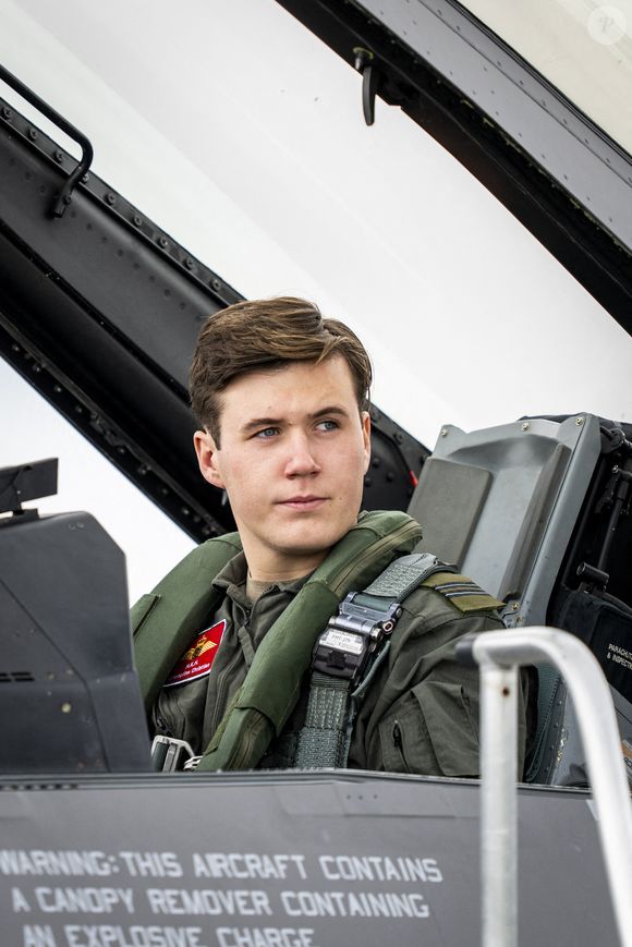 Le Prince héritier Christian vole à bord d'un avion F-16 depuis la caserne de Skrydstrup, le lundi 13 octobre 2025. Ce vol est l'un des derniers vols d'entraînement quotidiens pour l'avion de chasse F16. Plus tard dans l'année, le F-16 sera remplacé par le F-35, qui n'a de place que pour le pilote.  Photo by Ida Marie Odgaard/Ritzau Scanpix/ABACAPRESS.COM