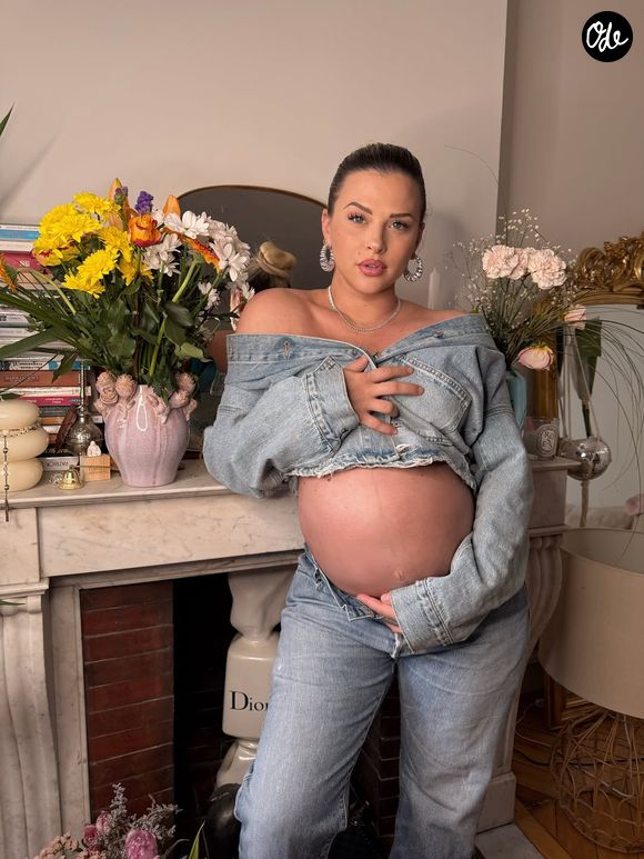 Kelly Vedovelli est enceinte de jumeaux.