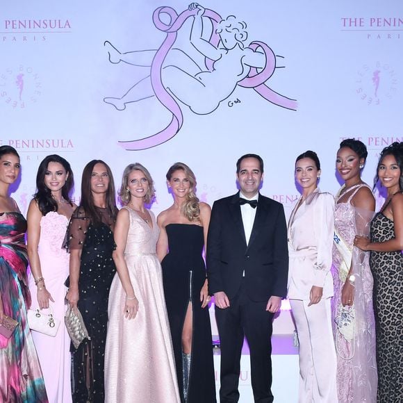 Maeva Coucke, Amandine Petit, Melody Vibert, Chloe Mortaud, Diane Leyre, Nathalie Marquay, Sylvie Tellier, Ophelie Meunier, Camille Cerf, Marine Lorphelin, Angelique Angarni-Filopon, Clemence Botino, Sophie Thalmann, Mareva Galanter, Vincent Pimont (directeur de l’hôtel The Peninsula Paris) - Soirée de gala du 10ème anniversaire de l’association "Les Bonnes Fées" à l’Hôtel The Peninsula Paris le 8 octobre 2025.  © Rachid Bellak/Bestimage