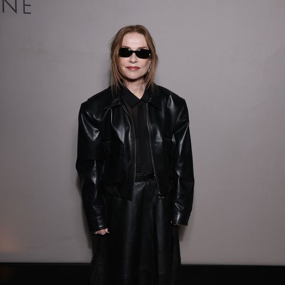 Exclusif - Isabelle Huppert lors de la soirée anniversaire des 25 ans de la Terrasse de Albane pendant le 79ème Festival International du Film de Cannes, France, le 15 mai 2026. © Denis Guignebourg/Bestimage