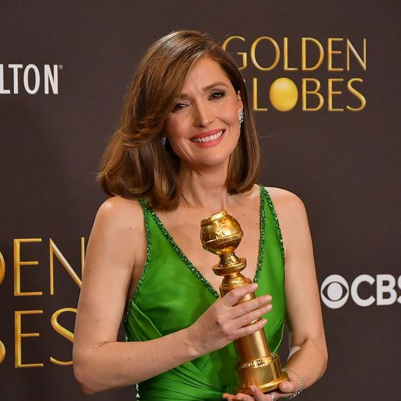 Rose Byrne pose avec les Golden Globe Awards pour la meilleure actrice dans un film musical ou une comédie lors de la 83ème cérémonie des Golden Globe Awards au Beverly Hilton le 11 janvier 2026 à Beverly Hills, Californie. © imageSPACE via ZUMA Press Wire / Bestimage