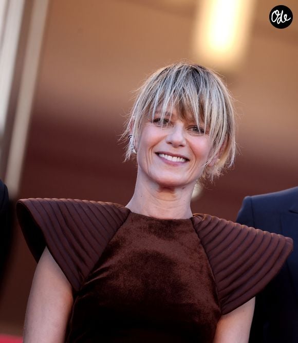 Une adresse qu’elle connaît visiblement bien, puisqu’elle l’assume avec une formule pleine d’autodérision : "Je suis comme les vieux, on a ses habitudes."

Marina Foïs - Montée des marches du film « El Ser Querido » lors du 79ème Festival International du Film de Cannes, le 16 mai 2026. © Jacovides-Moreau / Bestimage