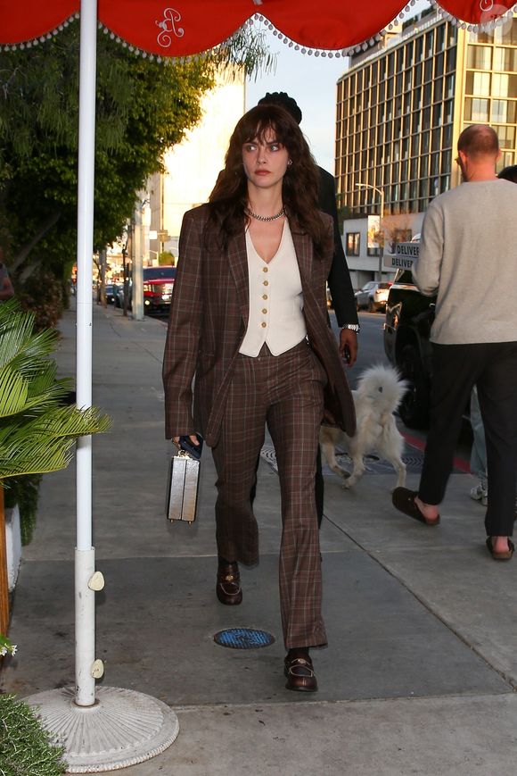 Vestes longues portées ouvertes, jupes droites et matières fluides... En suivant ces conseils, vous afficherez un look "magnifaïk" pour les beaux jours !

Exclusif Los Angeles, CA Le mannequin Cara Delevingne a prouvé qu'élégance et praticité vont de pair en arrivant au Bird Streets Club dans un tailleur marron impeccable, un dossier à la main, prête à conquérir n'importe quelle réunion.

©BestImage