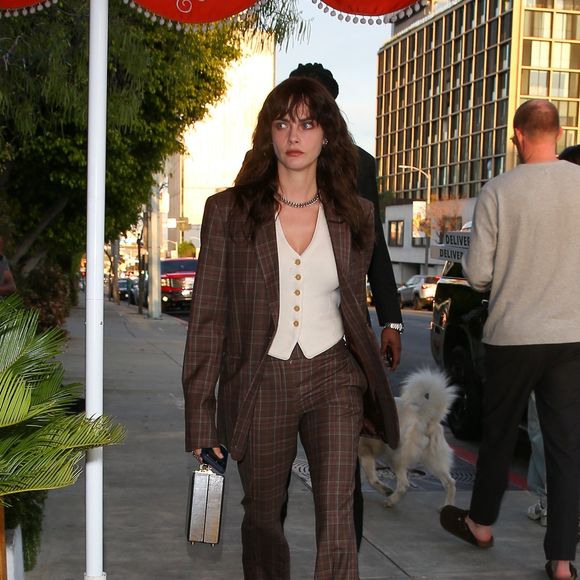 Vestes longues portées ouvertes, jupes droites et matières fluides... En suivant ces conseils, vous afficherez un look "magnifaïk" pour les beaux jours !

Exclusif Los Angeles, CA Le mannequin Cara Delevingne a prouvé qu'élégance et praticité vont de pair en arrivant au Bird Streets Club dans un tailleur marron impeccable, un dossier à la main, prête à conquérir n'importe quelle réunion.

©BestImage