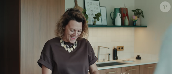 Cuisine blanche avec îlot central énorme et baies vitrées donnant sur la nature.

Claudio Capéo ouvre les portes de sa maison.