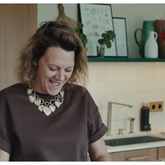 Cuisine blanche avec îlot central énorme et baies vitrées donnant sur la nature.

Claudio Capéo ouvre les portes de sa maison.