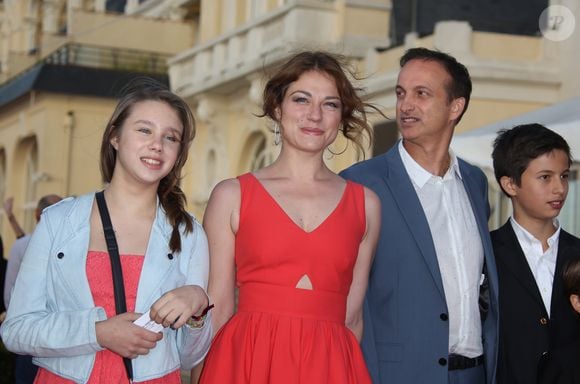 Milla, la fille d'Emile Dequenne, a repartagé une photo dans sa story Instagram

Emilie Dequenne, sa fille Milla, son fiancé Michel Ferracci, et le fils de ce dernier - Cérémonie de clôture du festival romantique de Cabourg, le 14 juin 2014. © Denis Guignebourg/ Bestimage