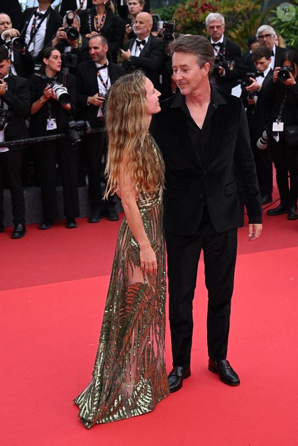 Shauna Robertson et Edward Norton assistent à la première de Highest 2 Lowest lors du 78ème Festival de Cannes à Cannes, France. Date de la photo : lundi 19 mai 2025.Doug Peters/PA Wire