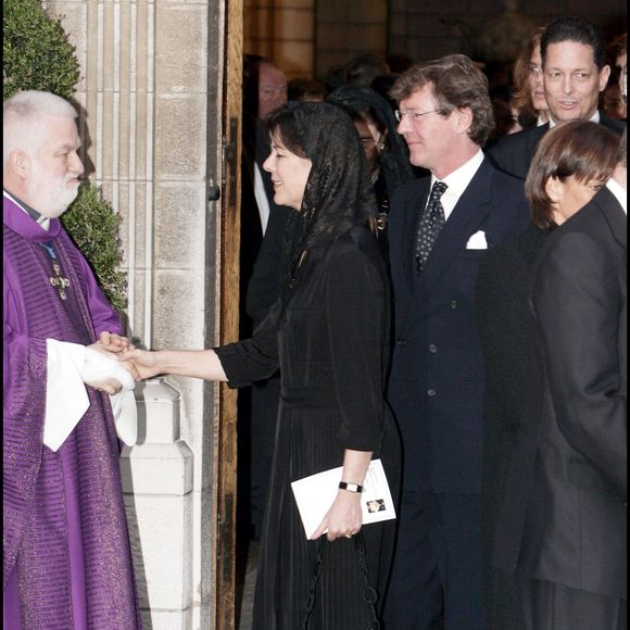 La princesse Caroline de Hanovre et le prince Ernst Auguste Hanovre lors de la messe commémorative du premier anniversaire de la mort de la Prince Rainier de Monaco, en 2006. DOMINIQUE JACOVIDES / BESTIMAGE