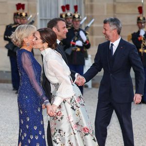 Main dans la main, elles n'ont également pu masquer leur complicité devant l'oeil des photographes
Accueil de leurs Majestés le roi Frederik et la reine Mary de Danemark par le président de la République française Emmanuel Macron et de sa femme la Première Dame française Brigitte Macron pour le dîner d’Etat, dans la cour d'Honneur du palais présidentiel de l’Elysée, à Paris, France, le 31 mars 2025, pour une visite d'État de trois jours. © Cyril Moreau/Bestimage