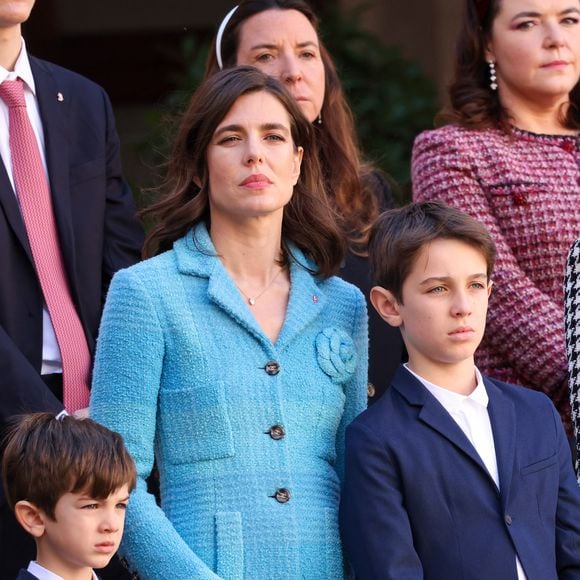 Charlotte Casiraghi, Raphaël Elmaleh et Balthazar Rassam dans la cour du palais princier le jour de la fête nationale de Monaco le 19 novembre 2024.

© Jean-Charles Vinaj / Pool Monaco / Bestimage