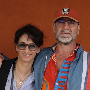 Devenus parents d'Émir, le 25 octobre 2009 et de Selma, le 17 octobre 2013, le couple a mis les voiles au Portugal où ils habitent dans une maison en bord de mer à Lisbonne.

Eric Cantona et sa femme Rachida Brakni au village des Internationaux de France de tennis de Roland Garros 2024 à Paris le 7 juin 2024.  © Jacovides-Moreau/Bestimage