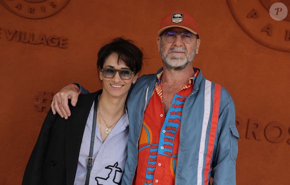 Devenus parents d'Émir, le 25 octobre 2009 et de Selma, le 17 octobre 2013, le couple a mis les voiles au Portugal où ils habitent dans une maison en bord de mer à Lisbonne.

Eric Cantona et sa femme Rachida Brakni au village des Internationaux de France de tennis de Roland Garros 2024 à Paris le 7 juin 2024.  © Jacovides-Moreau/Bestimage