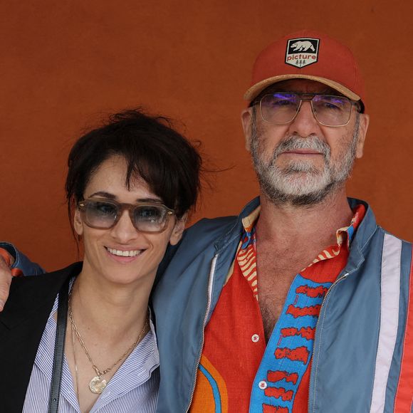 Devenus parents d'Émir, le 25 octobre 2009 et de Selma, le 17 octobre 2013, le couple a mis les voiles au Portugal où ils habitent dans une maison en bord de mer à Lisbonne.

Eric Cantona et sa femme Rachida Brakni au village des Internationaux de France de tennis de Roland Garros 2024 à Paris le 7 juin 2024.  © Jacovides-Moreau/Bestimage