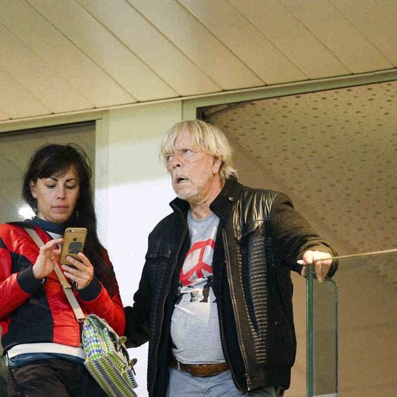 Renaud et sa nouvelle compagne Cerise (qui est d'origine Nantaise) assistent au match de football de Ligue Europa entre le FC Nantes contre Qarabag FK  (2-1) à Nantes le 27 octobre 2022.