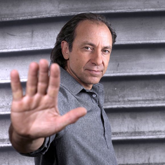 Il confie : "France télé ça s'est arrêté un petit peu rapidement, je trouve que par exemple sur ma fin de contrat déjà ils ont anticipé la rupture, on a dû négocier un petit peu le manquement de contrat actuel."

Exclusif - Portrait de Philippe Candeloro à Paris, le 14 novembre 2025.
© Cédric Perrin/Bestimage