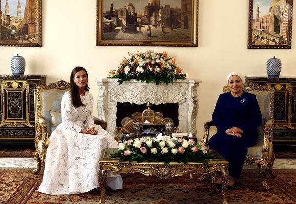 La reine Letizia d'Espagne participe à une réunion avec la première dame Entissar Amer le 17 septembre 2025 au Caire, en Égypte. © Andrews Archie/ABACA
