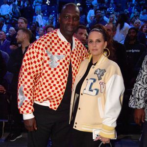Omar Sy et sa femme Hélène - Célébrités assistent au match 1 du NBA Paris Games 2025 à L'Accor Arena Bercy à Paris le 23 janvier 2025. © Veeren/Bestimage