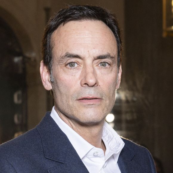 Revenu s'isoler à Douchy pour l'écriture d'une pièce de théâtre, Anthony Delon s'est concocté un déjeuner des plus copieux avec une belle pièce de viande qu'il a découpée devant les convives

Anthony Delon - Photocall pour les 130 ans de Berluti lors de la Fashion Week à Paris. © Olivier Borde /Bestimage