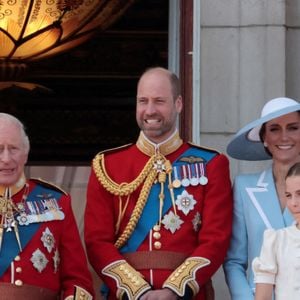 Kate et William, les parents de George, Charlotte et Louis, ne souhaitaient pas voir leurs enfants évoluer dans le faste d'un palais et leur ont offert une vie de campagne...

La reine Camilla, le roi Charles III, le prince William de Galles, la princesse Catherine de Galles, la princesse Charlotte, le prince Louis et le prince George se tiennent sur le balcon du palais de Buckingham après la parade annuelle « Trooping the Colour », organisée en l'honneur de l'anniversaire du roi, à Horseguards Parade, le samedi 13 juin 2026. Photo : Hugo Philpott/Upi/Abaca