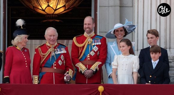 Kate et William, les parents de George, Charlotte et Louis, ne souhaitaient pas voir leurs enfants évoluer dans le faste d'un palais et leur ont offert une vie de campagne...

La reine Camilla, le roi Charles III, le prince William de Galles, la princesse Catherine de Galles, la princesse Charlotte, le prince Louis et le prince George se tiennent sur le balcon du palais de Buckingham après la parade annuelle « Trooping the Colour », organisée en l'honneur de l'anniversaire du roi, à Horseguards Parade, le samedi 13 juin 2026. Photo : Hugo Philpott/Upi/Abaca
