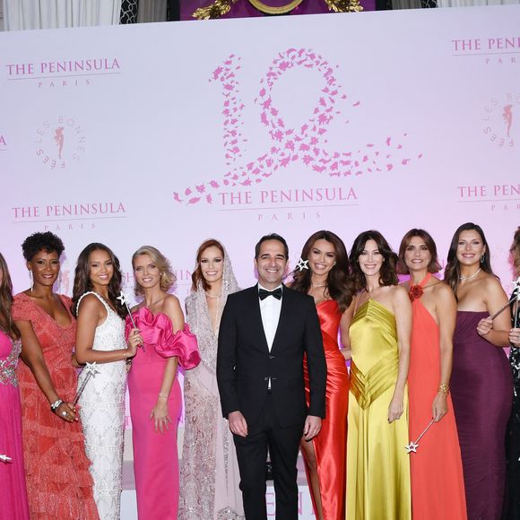 Chloé Mortaud (enceinte), Marine Lorphelin, Nathalie Marquay (robe Christophe Guillarmé) , Corinne Coman (robe Christophe Guillarmé) , Indira Ampiot, Sylvie Tellier, Maeva Coucke, Vincent Pimont (directeur de l’hôtel The Peninsula Paris), Diane Leyre, Mareva Galanter, Mélody Vilbert, Camille Cerf, Sophie Thalmann, Clémence Botino et Amandine Petit - Photocall du 5ème gala de charité de l'association "Les Bonnes Fées" à l'occasion de la campagne mondiale "Octobre Rose" à l'hôtel Peninsula, Paris le 3 octobre 2024.  © Rachid Bellak/Bestimage