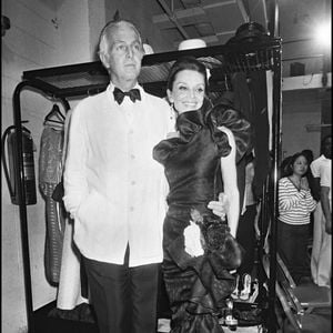 Archives - Le couturier Hubert de Givenchy et Audrey Hepburn en 1982 à Paris.