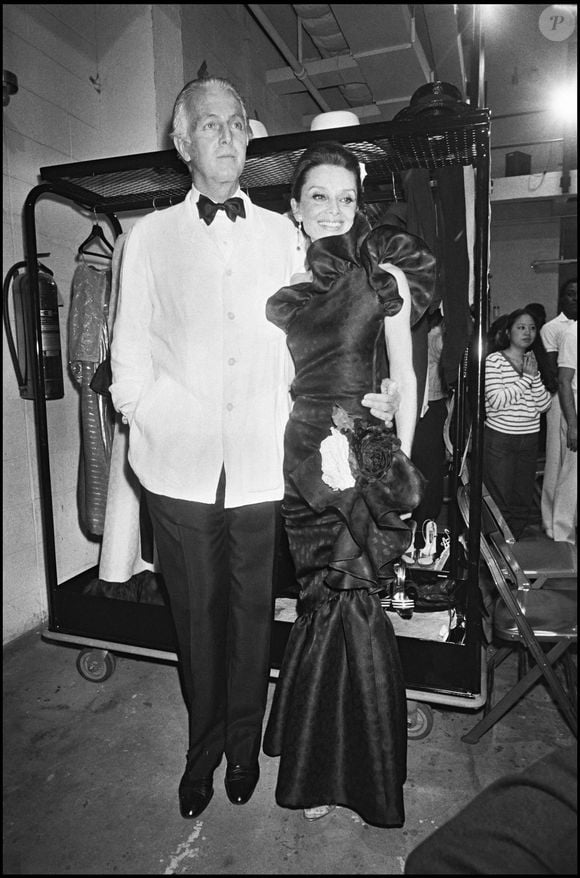 Archives - Le couturier Hubert de Givenchy et Audrey Hepburn en 1982 à Paris.